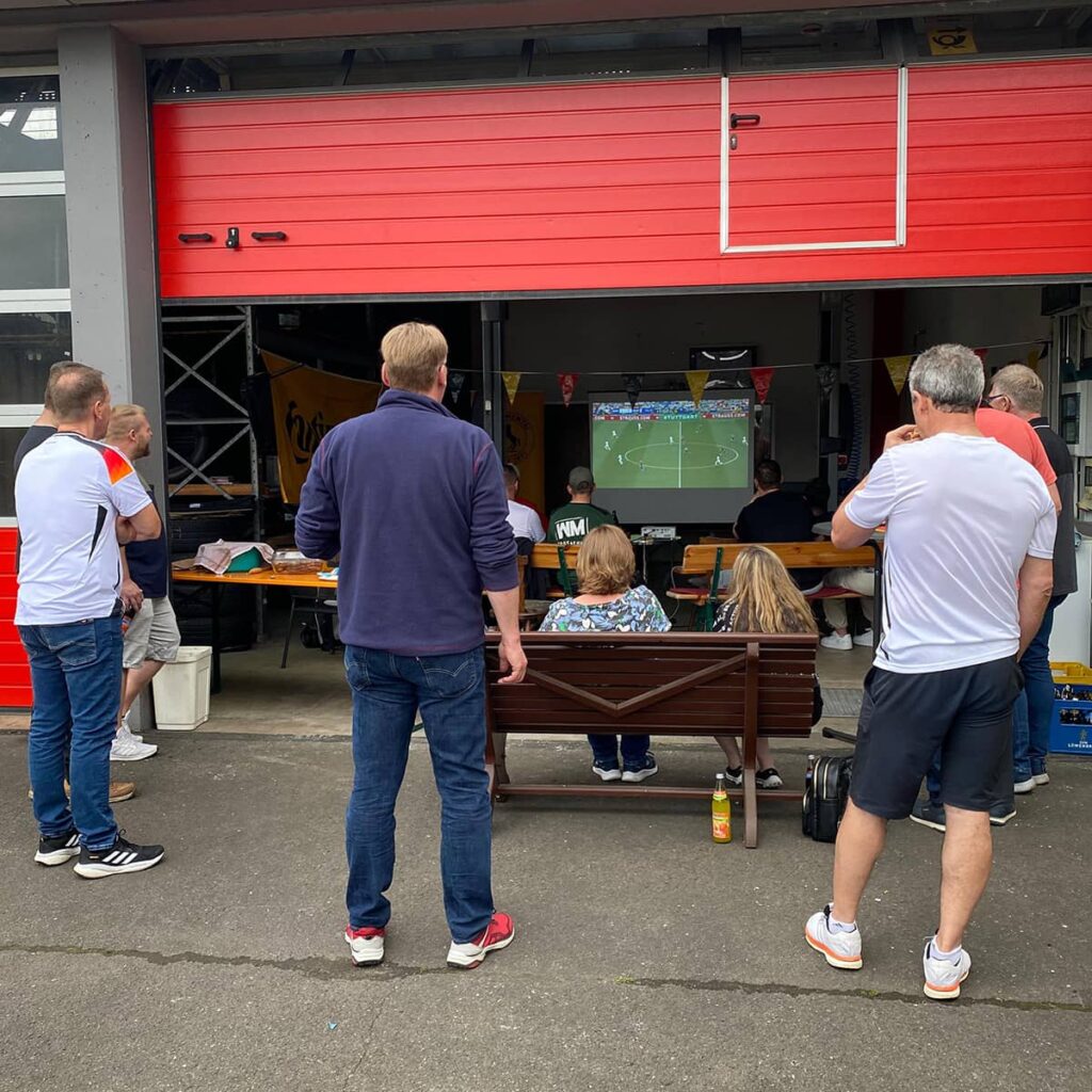 Public Viewing zum zweiten Gruppenspiel bei Reifen Popp