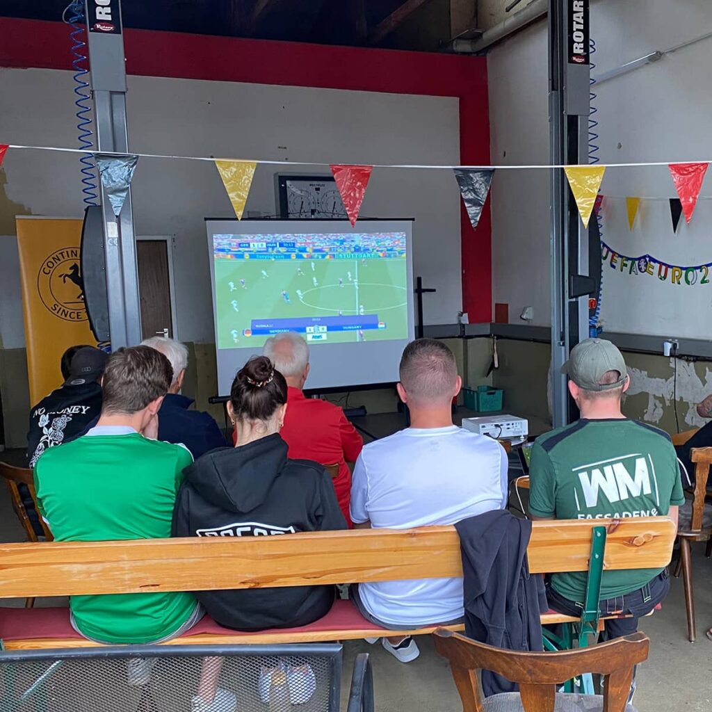 Public Viewing zum zweiten Gruppenspiel bei Reifen Popp