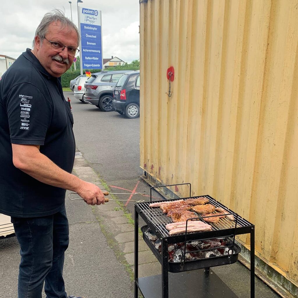 Public Viewing zum zweiten Gruppenspiel bei Reifen Popp